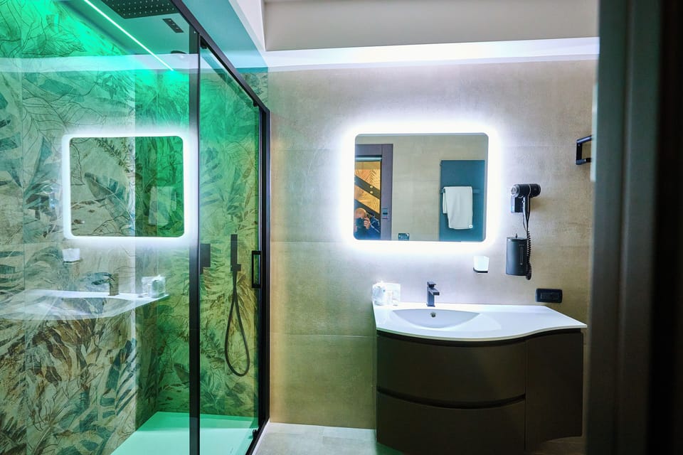 Deluxe Duplex | Bathroom | Hair dryer, towels, soap, shampoo