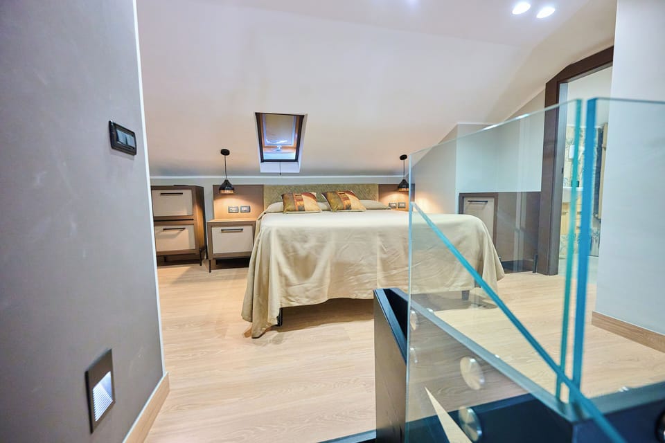 Deluxe Duplex | In-room safe, desk, iron/ironing board, free WiFi