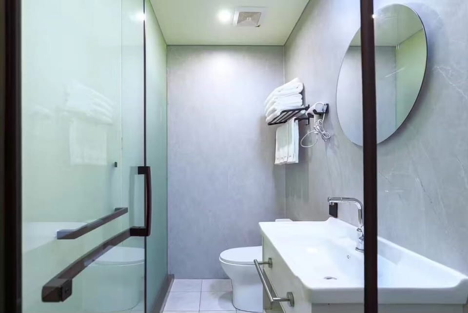 Basic Double Room | Bathroom | Slippers, towels