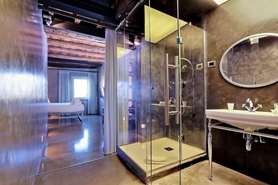 Superior Double Room, City View | Bathroom | Free toiletries, hair dryer, bidet, towels