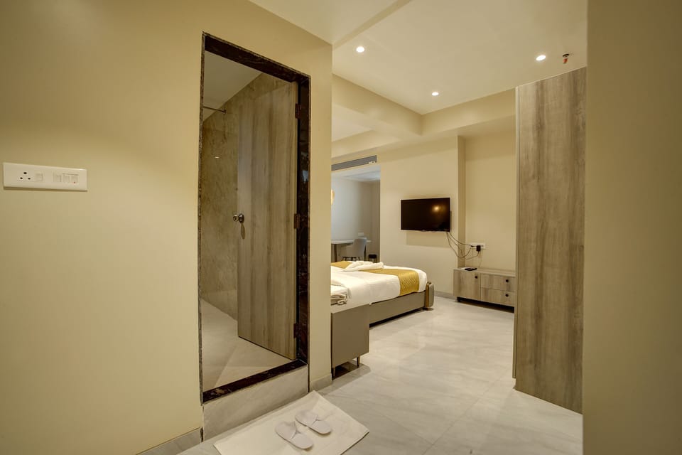 Junior Suite, 1 Bedroom, Private Bathroom, City View | Premium bedding, minibar, individually furnished, desk