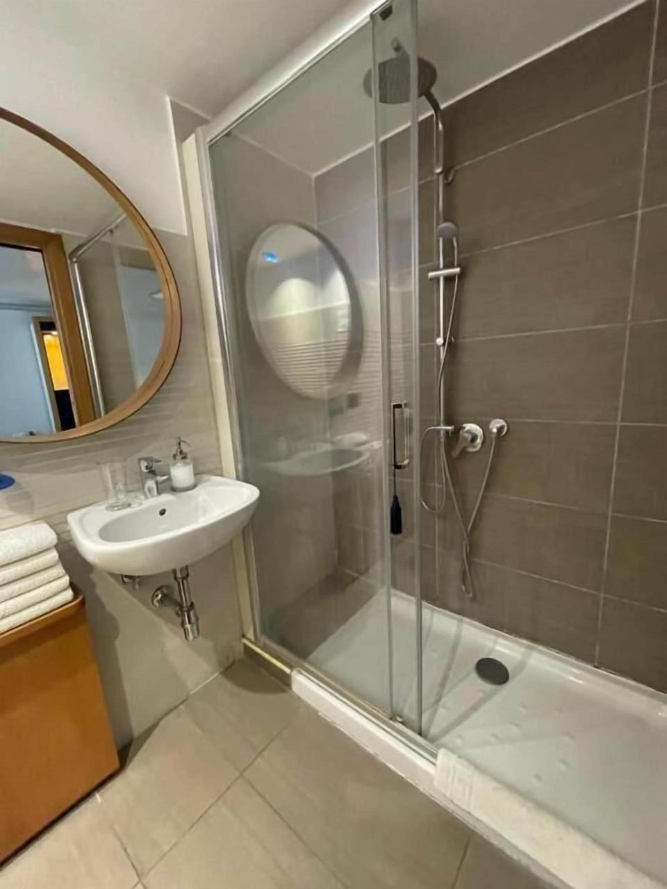 Shower, free toiletries, hair dryer, bidet