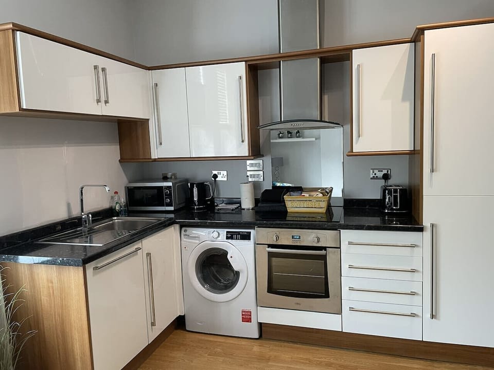 Fully equipped kitchen with Dishwasher and Washing Machine