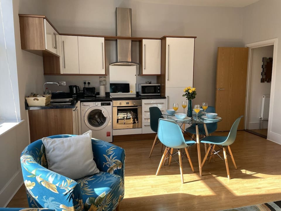 Fully equipped kitchen with Dishwasher and Washing Machine