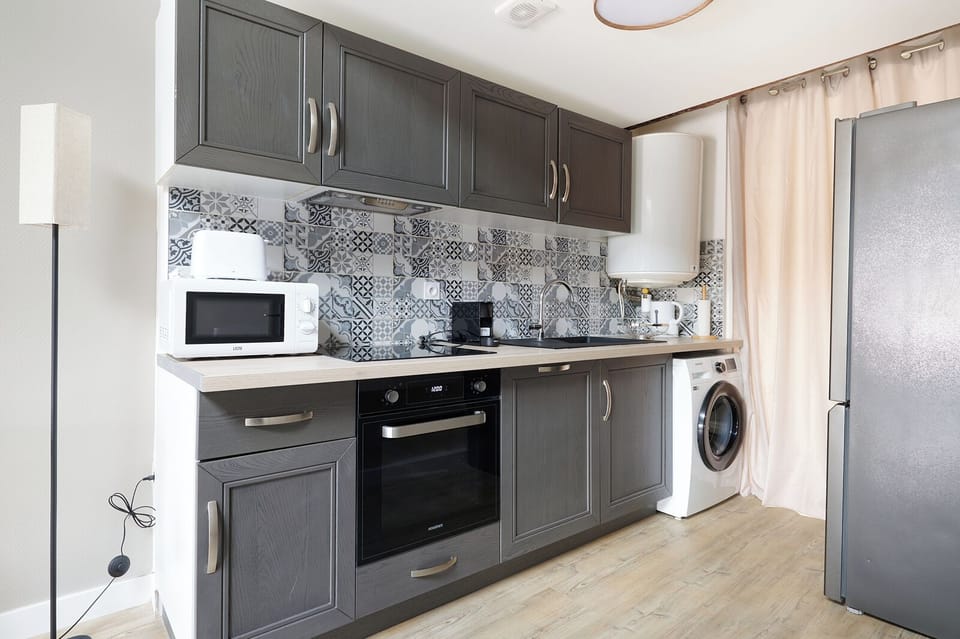 Comfort Studio, City View | Private kitchen | Fridge, microwave, oven, stovetop