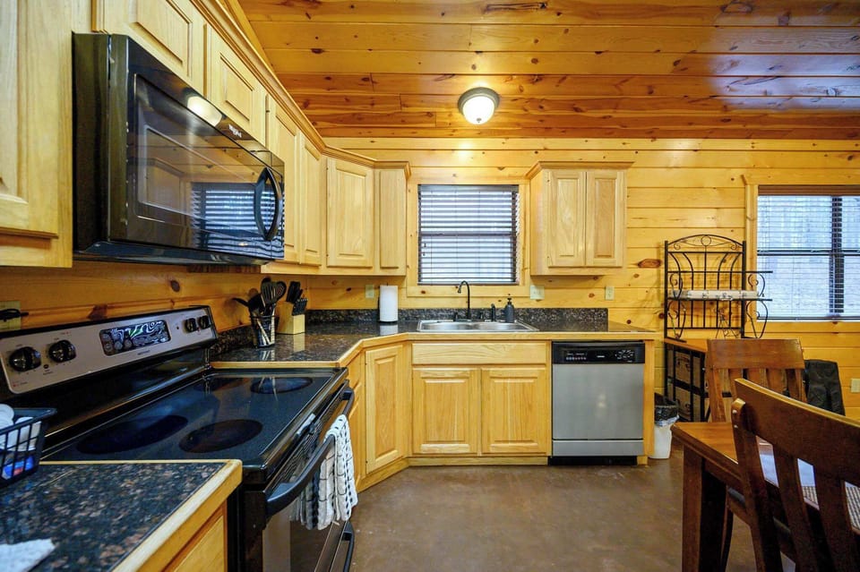 House, Multiple Beds, Hot Tub, Garden View (Lost Key) | Private kitchen