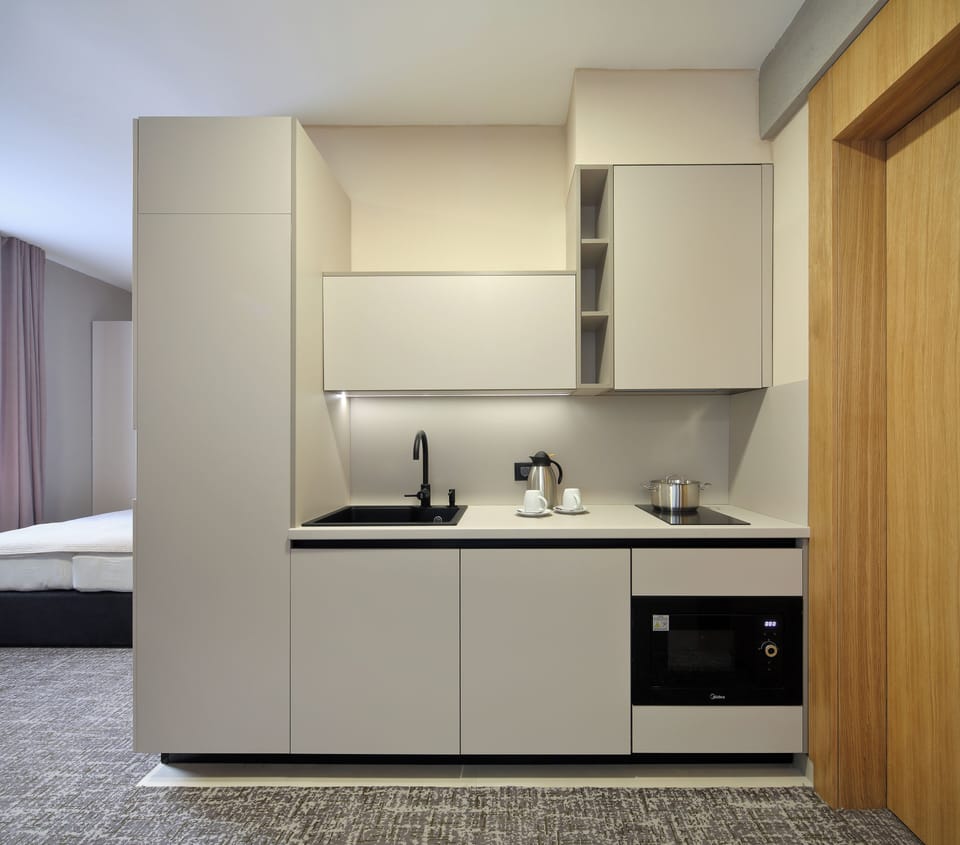 Deluxe Studio Suite | Private kitchen | Microwave, stovetop, cookware/dishes/utensils