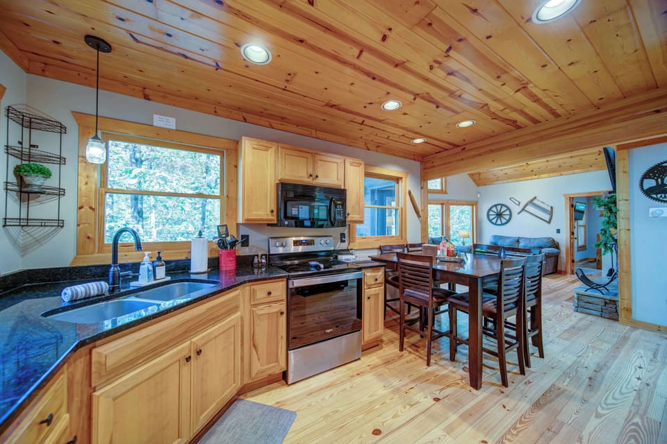 Cabin, Multiple Beds, Hot Tub, Mountain View (Buck Valley Lodge) | Private kitchen