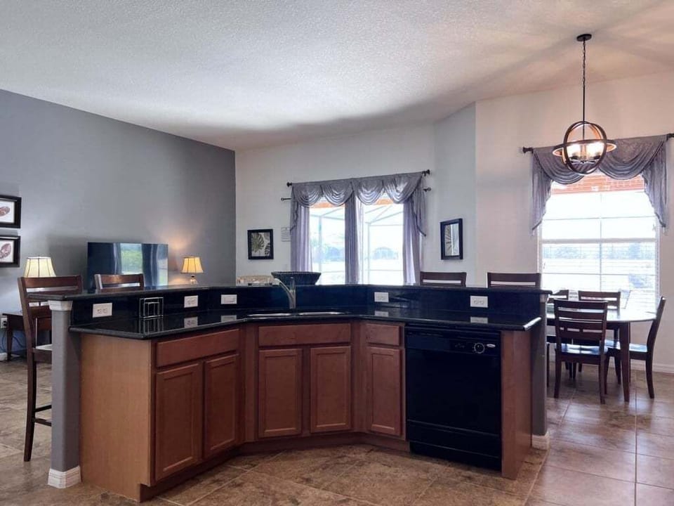 House, 5 Bedrooms | Private kitchen