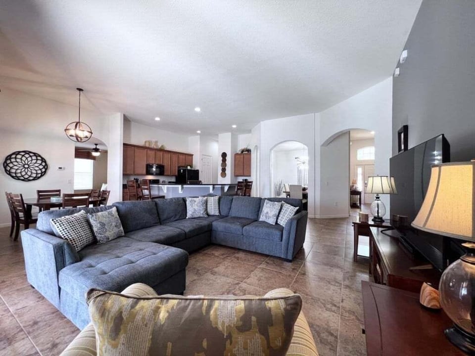 House, 5 Bedrooms | Living area