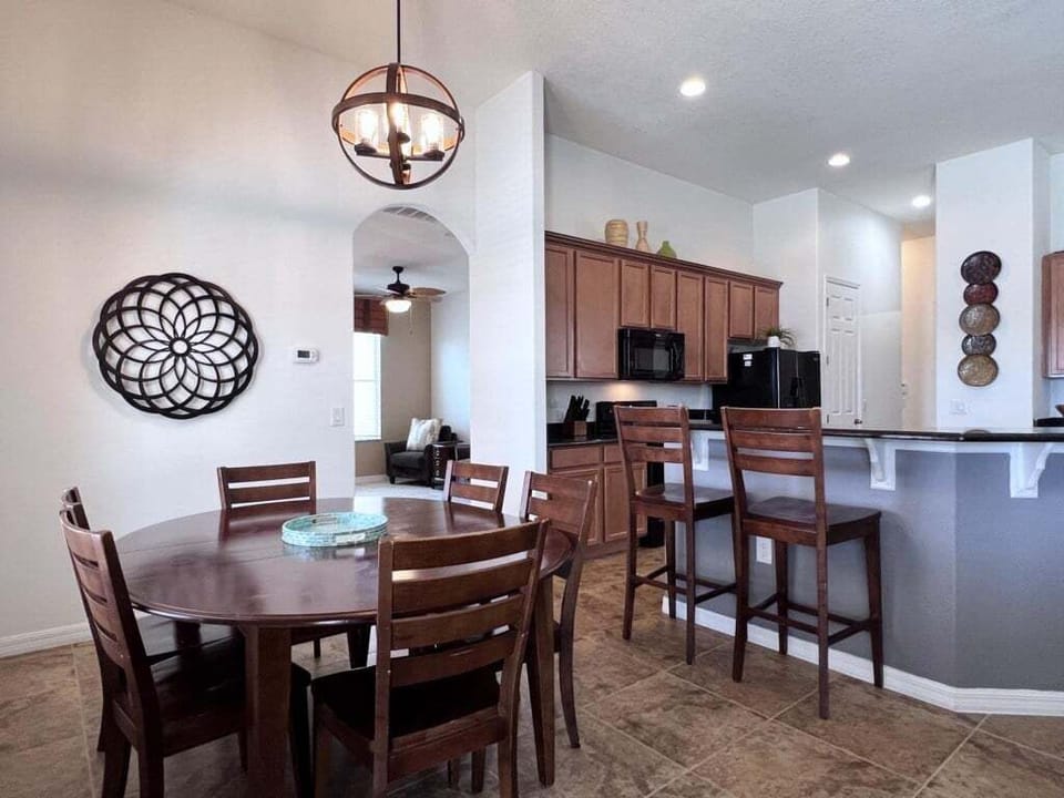 House, 5 Bedrooms | Dining