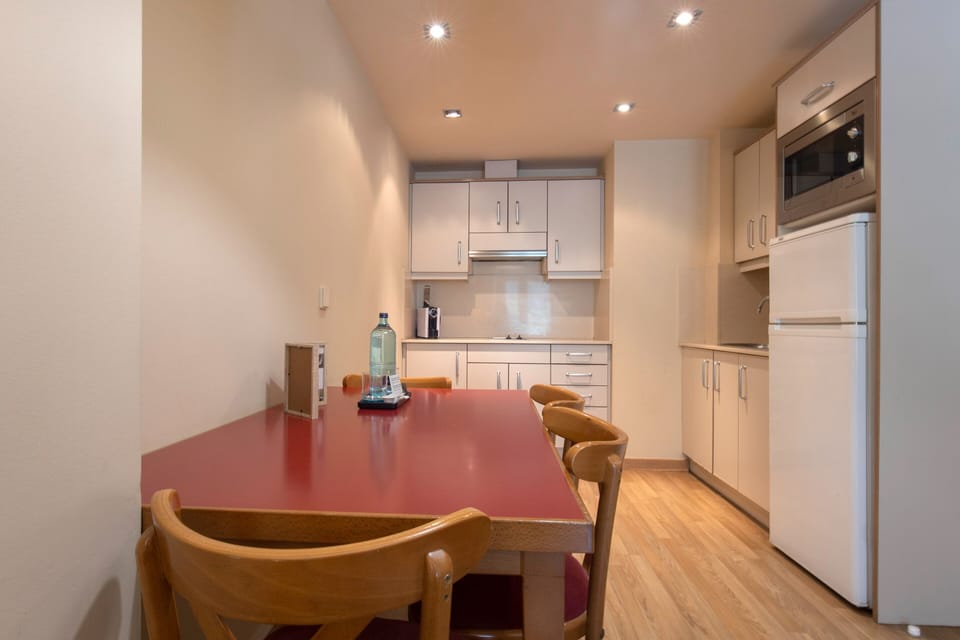 Full-size fridge, microwave, stovetop, coffee/tea maker