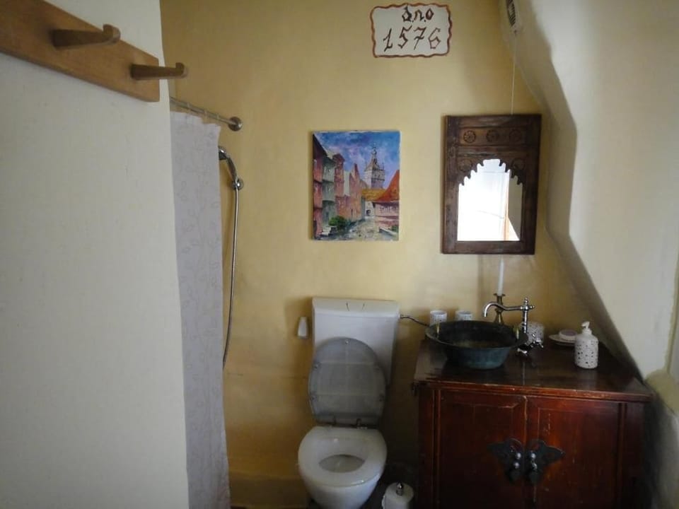 Romantic Apartment, Courtyard View | Bathroom