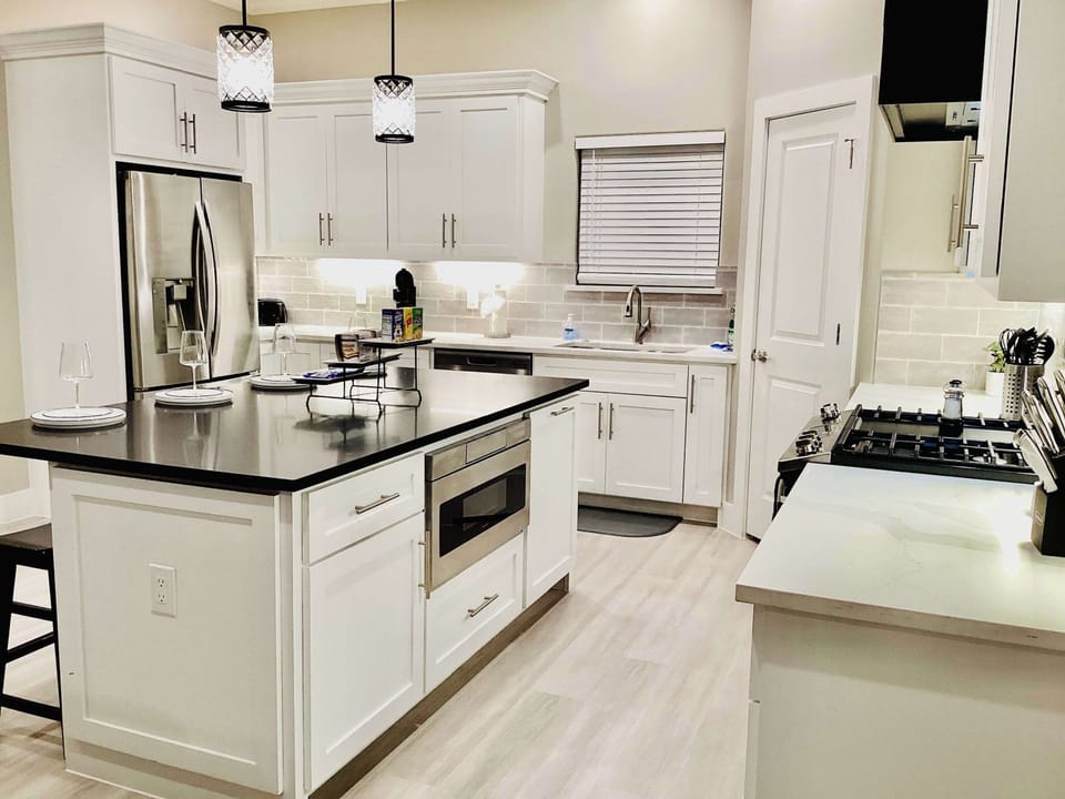 House, Multiple Beds, Hot Tub, Garden View (Luxe Lakehouse-Kemah) | Private kitchen