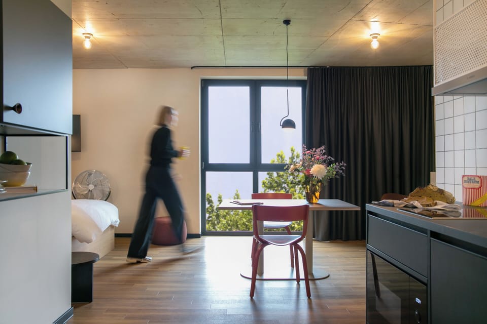 Design Apartment mit Kingsize Bett | Living area | 30-inch flat-screen TV with cable channels