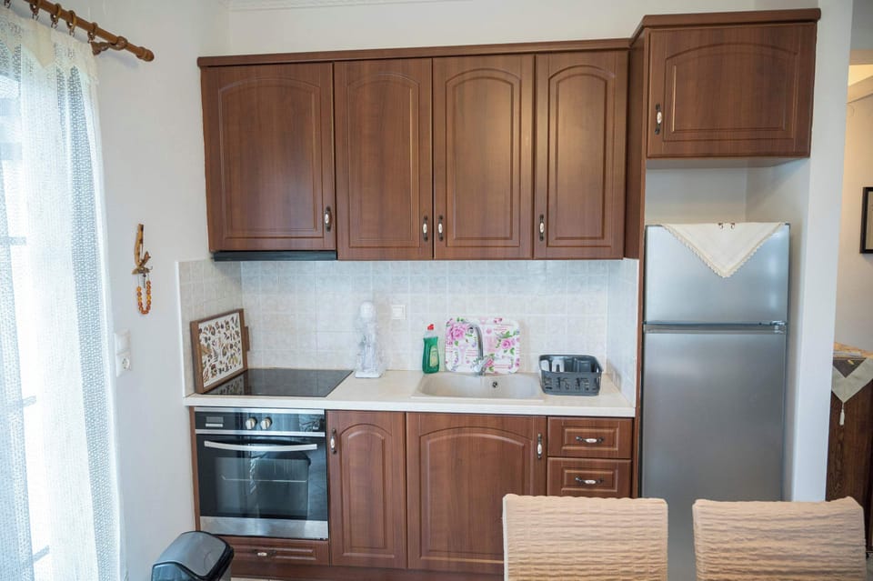 Fully equipped kitchen with modern appliances.