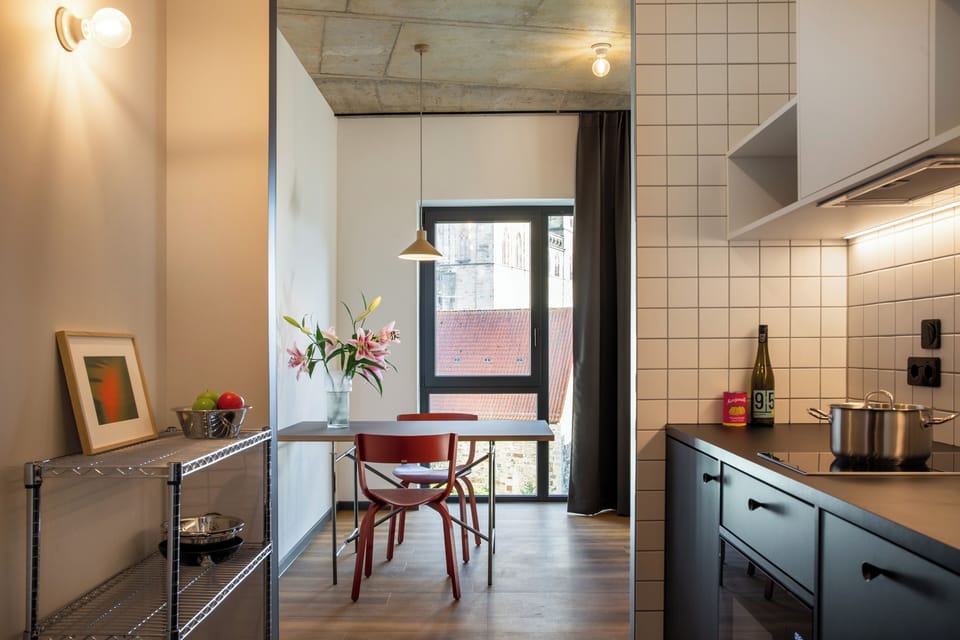 Deluxe Suite mit Kingsize Bett | Private kitchen | Fridge, microwave, dishwasher, electric kettle