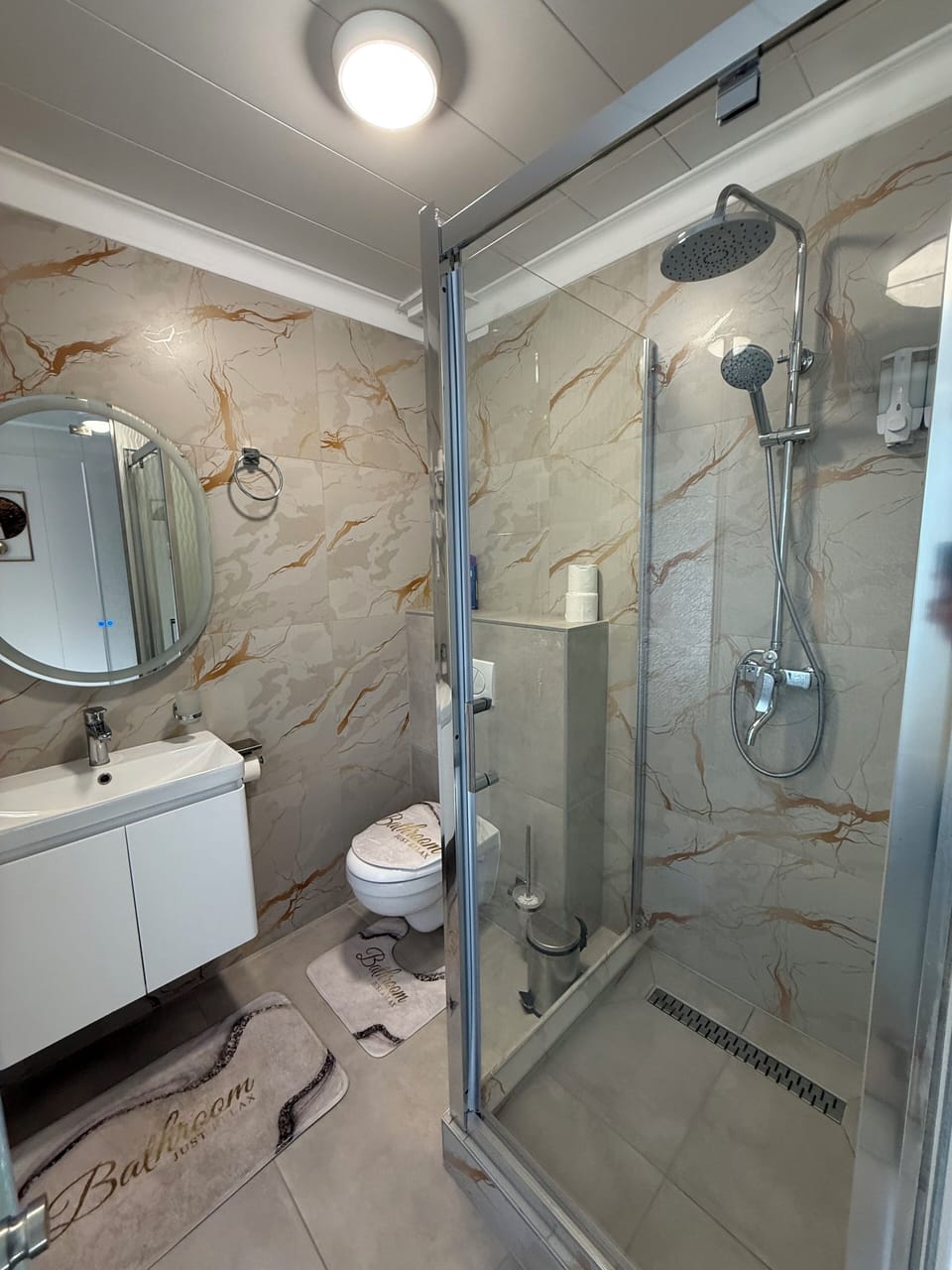 Superior Double or Twin Room | Bathroom | Towels