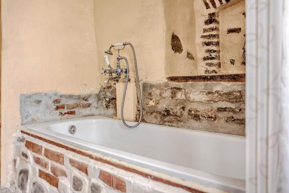 Romantic Room, City View | Bathroom