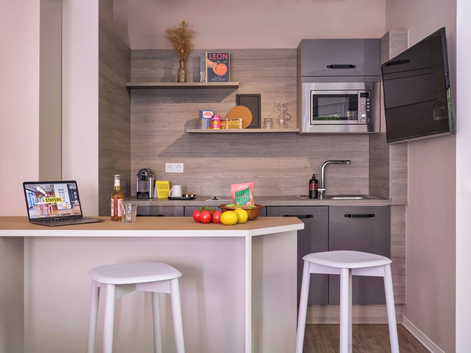Design Apartment mit Queensize Bett | Private kitchen | Fridge, microwave, stovetop, dishwasher
