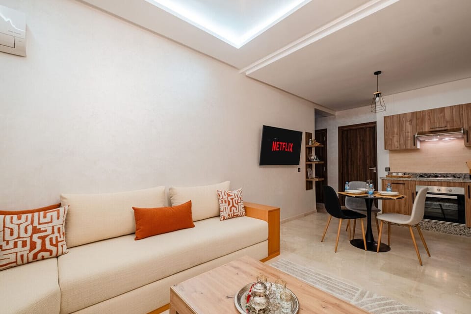 Salon lumineux avec Smart TV & IPTV : détente garantie.