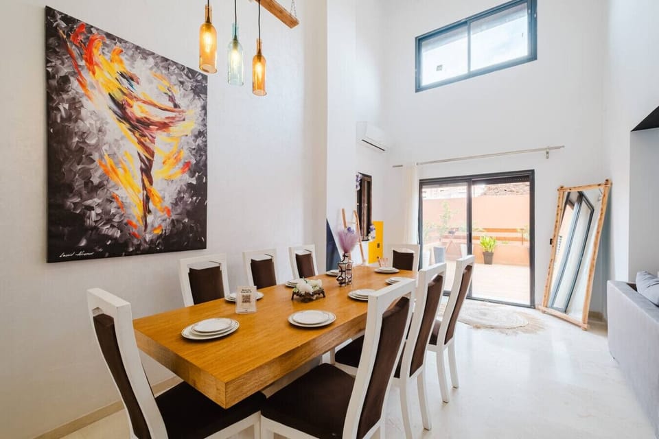 Salle à manger conviviale pour vos repas en famille ou entre amis.