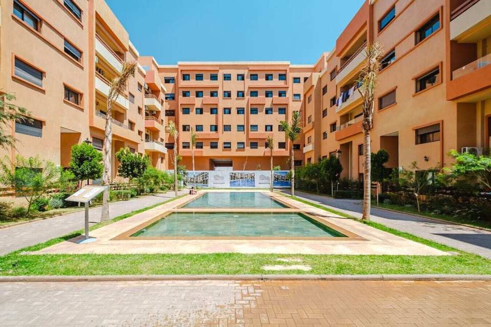 Appartement lumineux avec balcon vue piscine