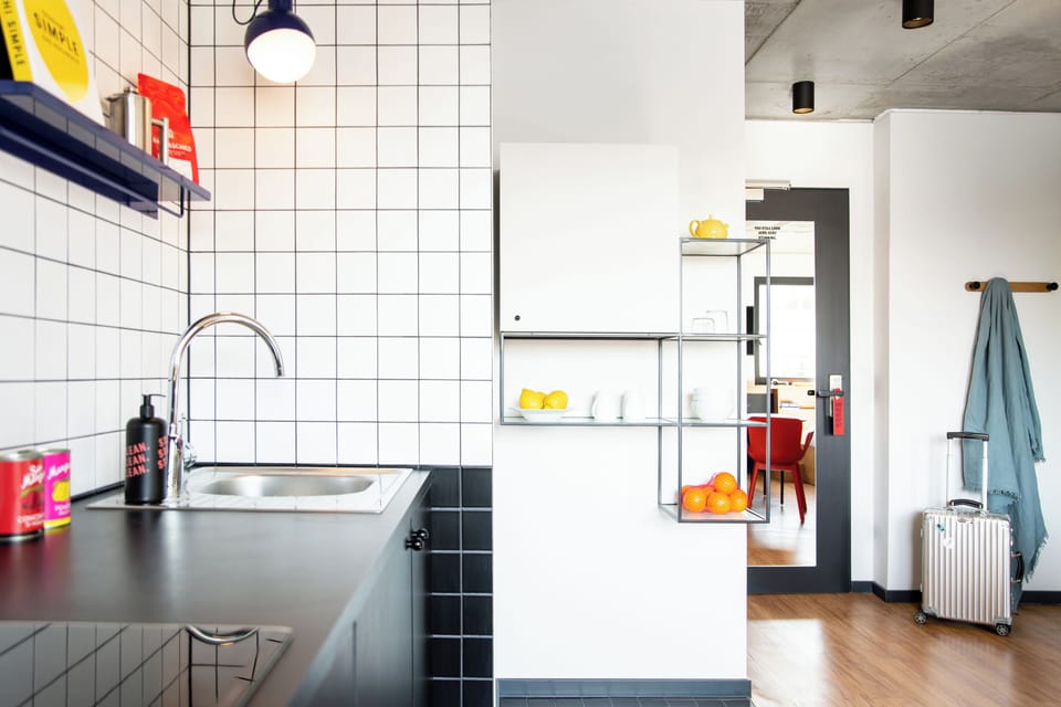 Design Apartment mit Queensize Bett | Private kitchen | Fridge, microwave, stovetop, dishwasher