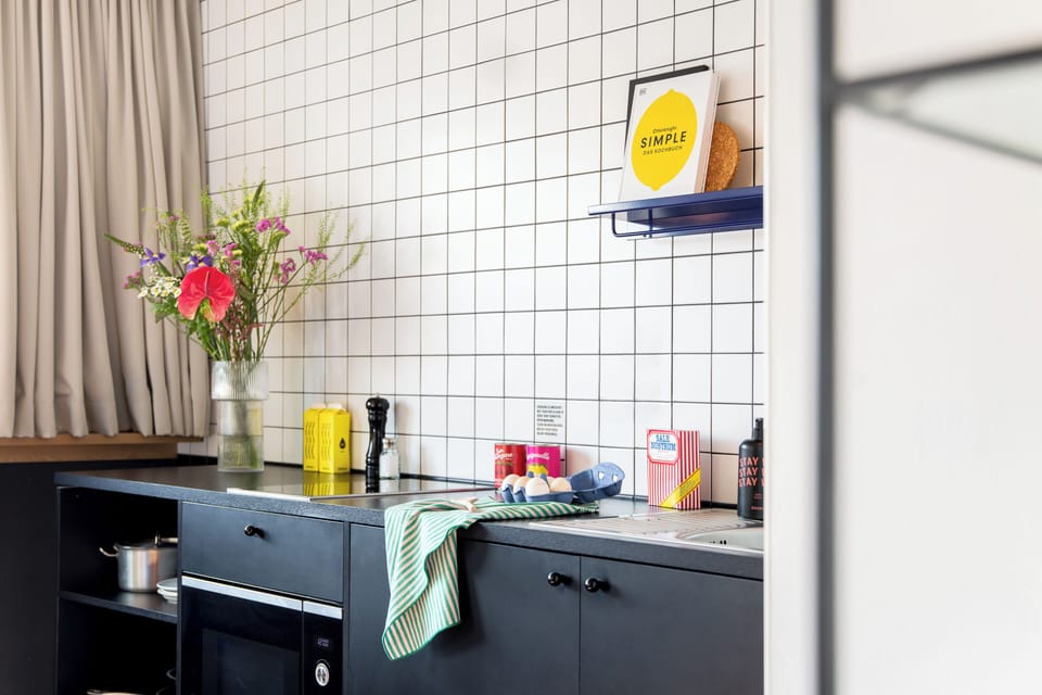 Design Apartment mit Queensize Bett | Private kitchen | Fridge, microwave, stovetop, dishwasher