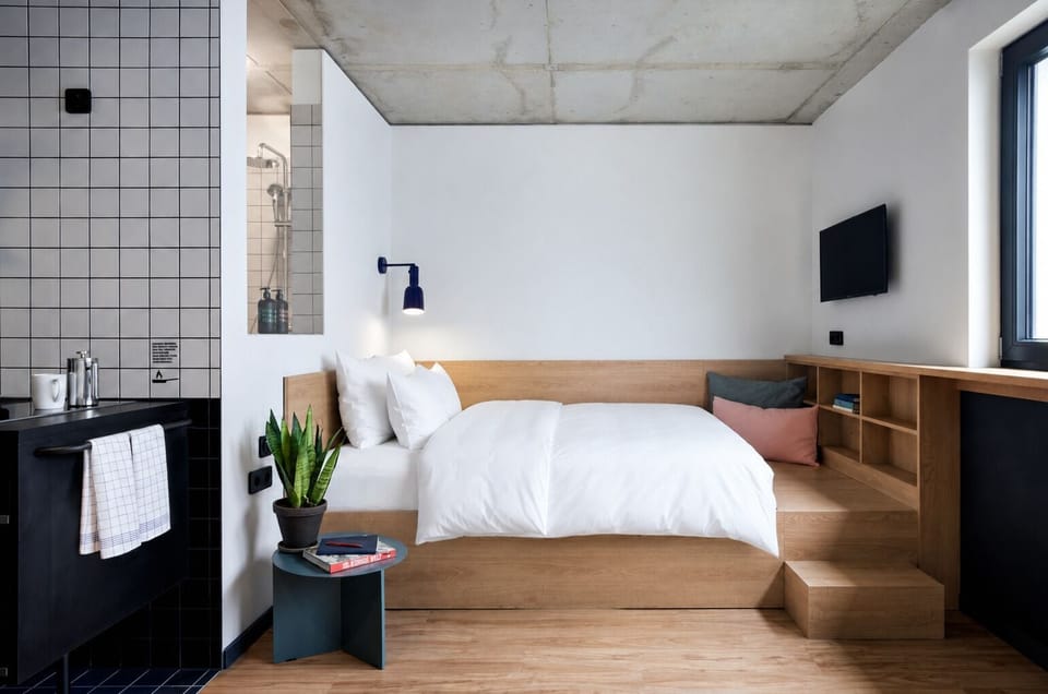 Design Apartment | Premium bedding, desk, laptop workspace, soundproofing