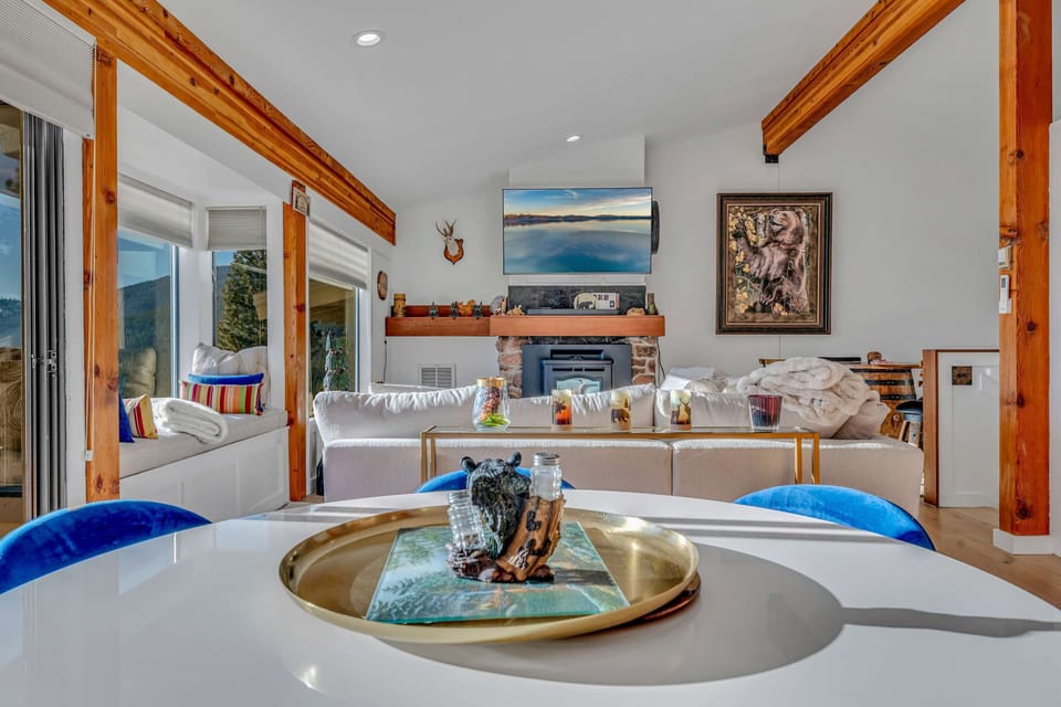 Dining area (main floor): Table for 6, open layout with lake views