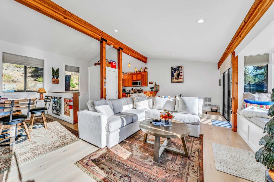 Living room (main floor): Pellet stove, lake views, Smart TV (60"), mini-split A/C