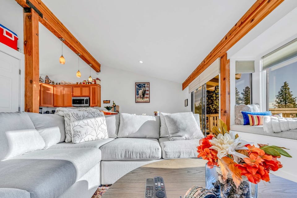 Living room (main floor): Pellet stove, lake views, Smart TV (60"), mini-split A/C