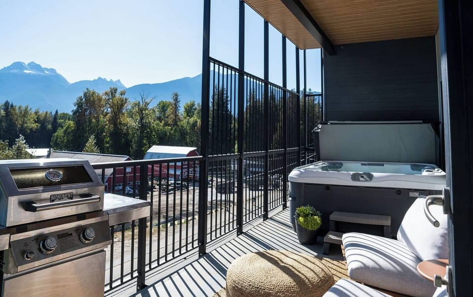 Hot tub and BBQ on teh balcony - take in the views under the stars!