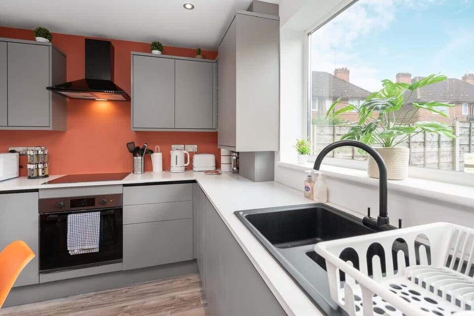 Fully kitted kitchen with garden view. 