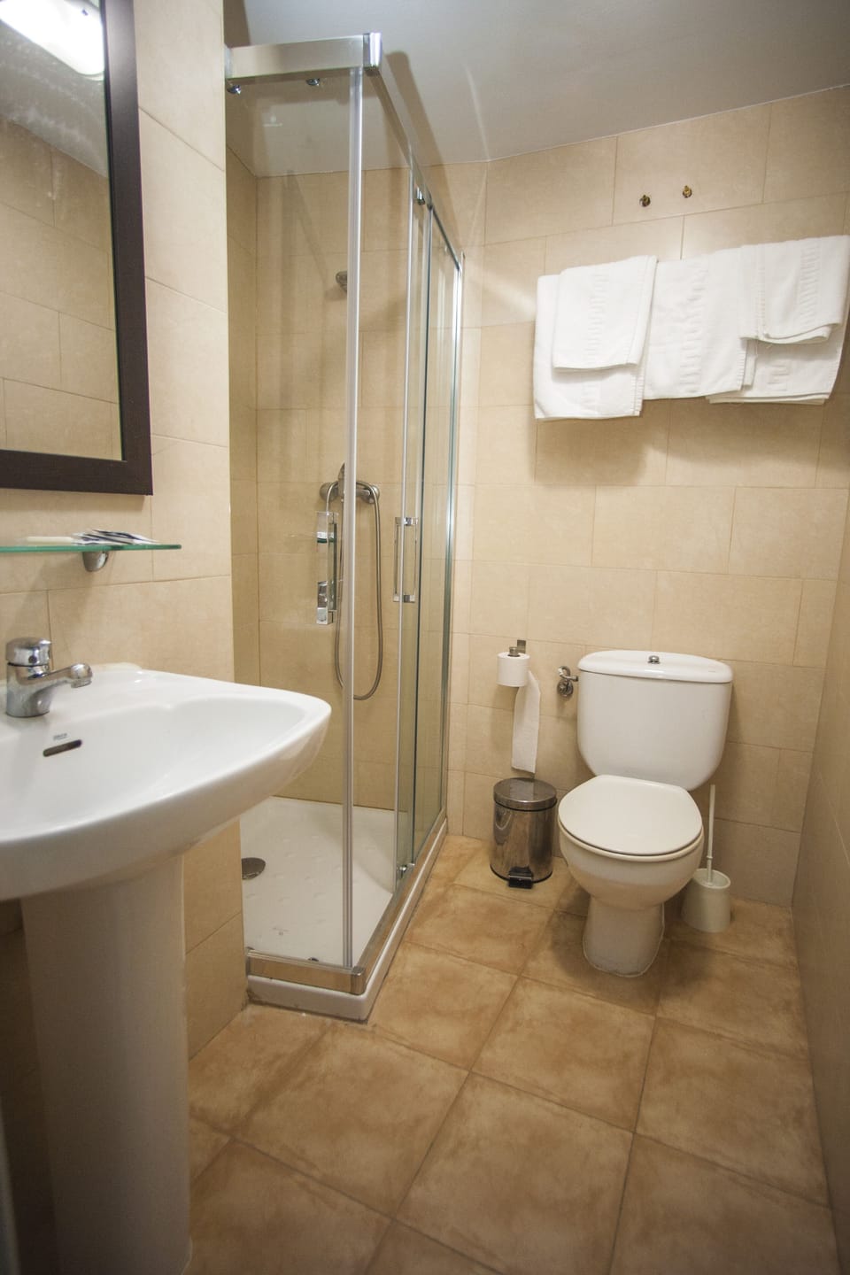Triple Room | Bathroom | Shower, free toiletries, hair dryer, towels