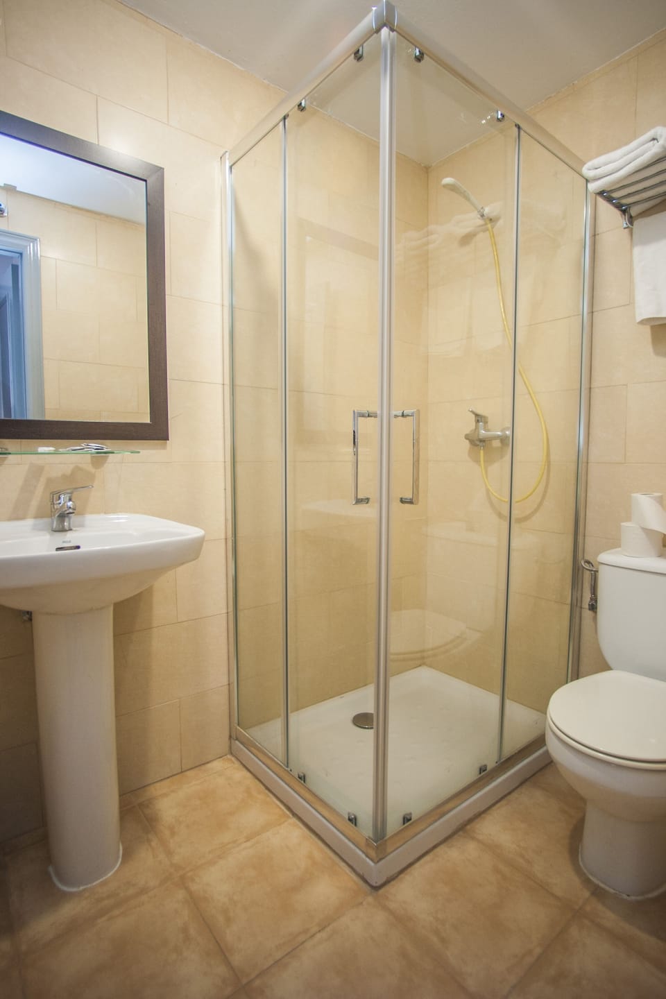Triple Room | Bathroom | Shower, free toiletries, hair dryer, towels