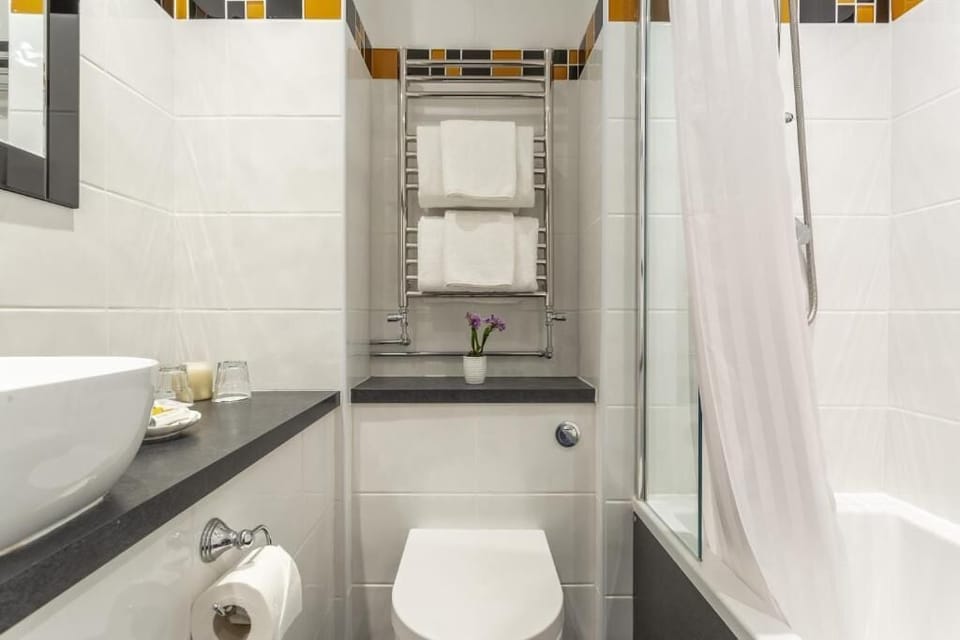 Classic Twin Room, City View | Bathroom | Shower, free toiletries, hair dryer, slippers