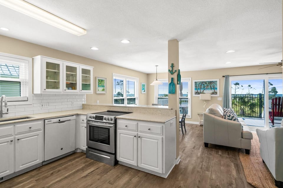 House, Multiple Beds (All Decked Out) | Private kitchen