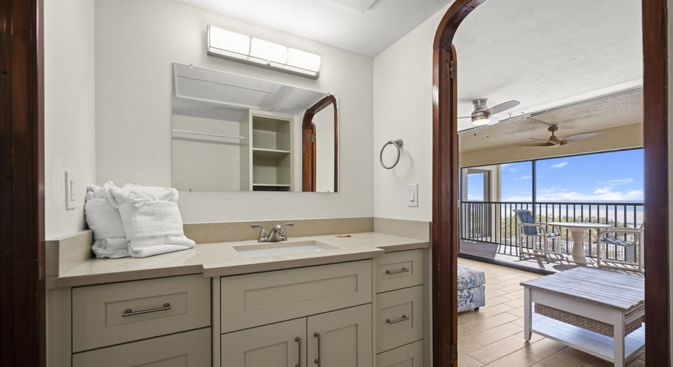 Standard Condo, Beach View | Interior