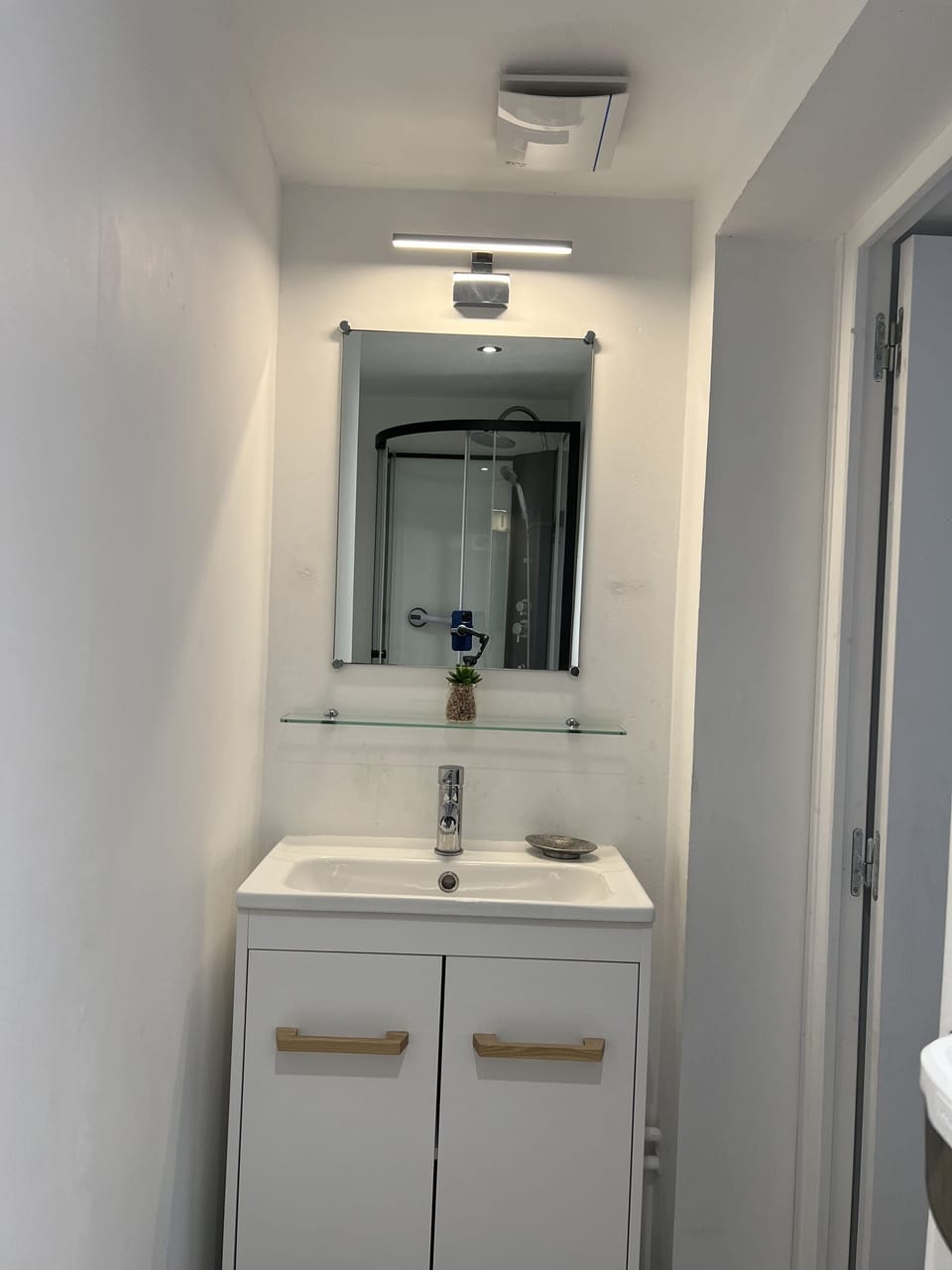 Deluxe Triple Room, Private Bathroom, Courtyard View | Bathroom