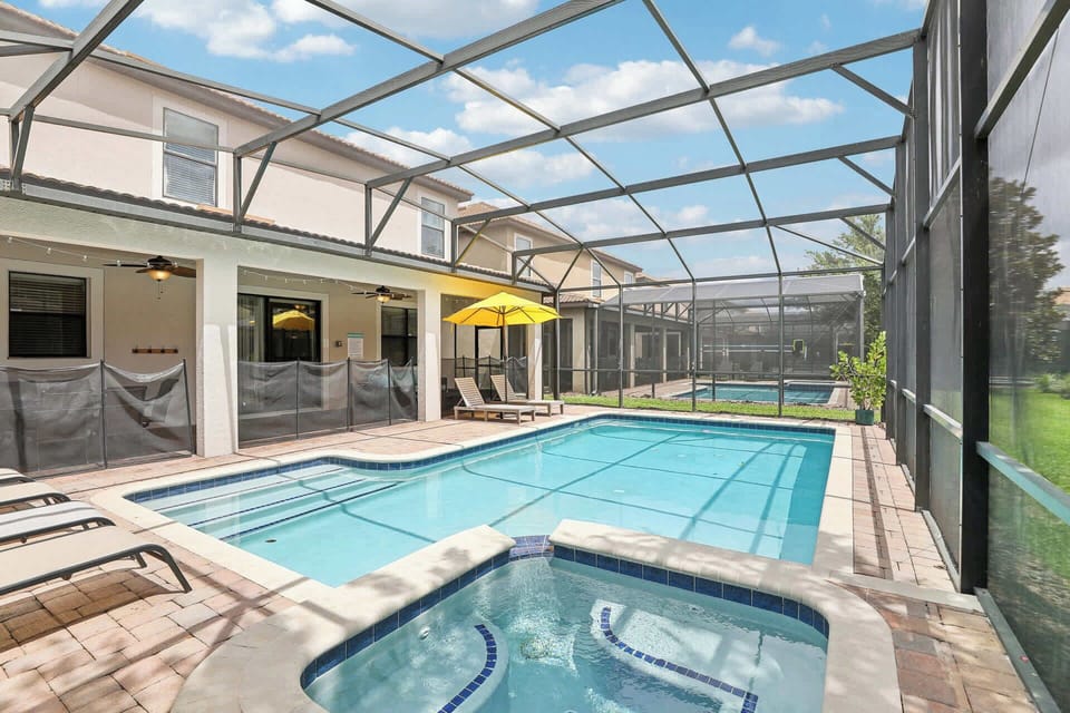 Private swimming pool with jacuzzi 