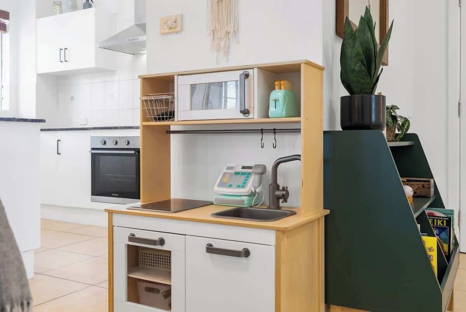 Let children stay happily engaged at the play kitchen, positioned close by so you can cook or unwind while they play.