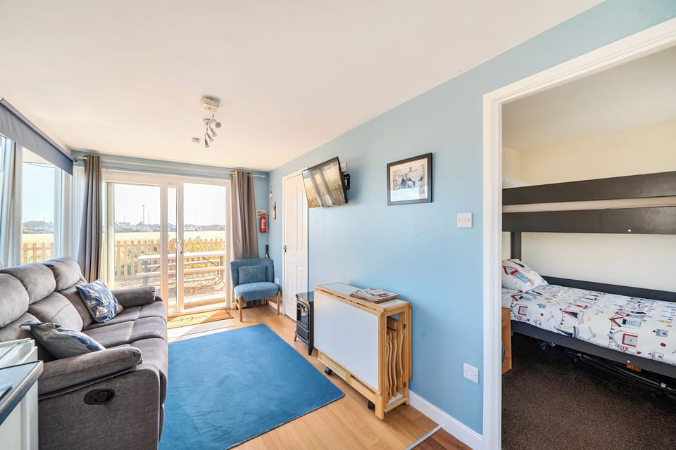 Bay View Sleeps 4, 2 Bedrooms Pets Garden Beach Chalet in England