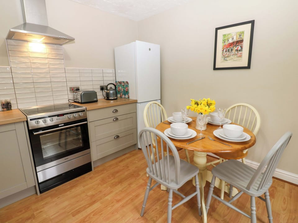 Cottage | Private kitchen | Dishwasher, cookware/dishes/utensils