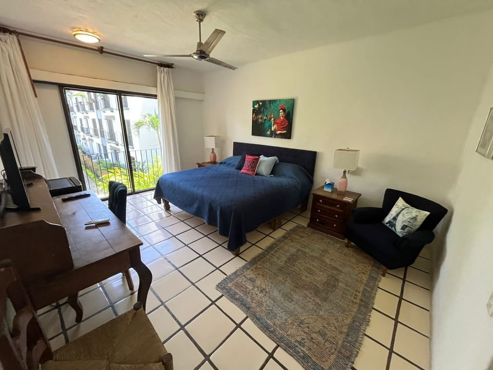 Bedroom with king size bed 