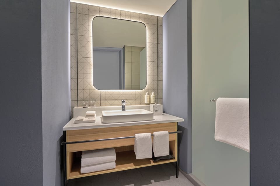 Shower, rainfall showerhead, free toiletries, hair dryer