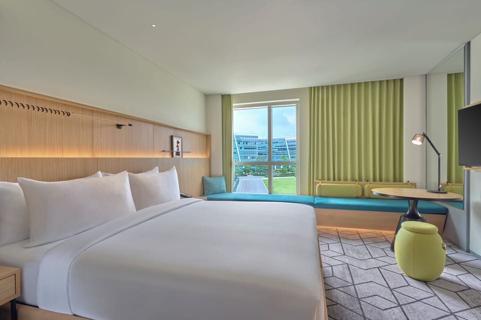 Deluxe Suite, 1 Bedroom | Premium bedding, minibar, in-room safe, desk