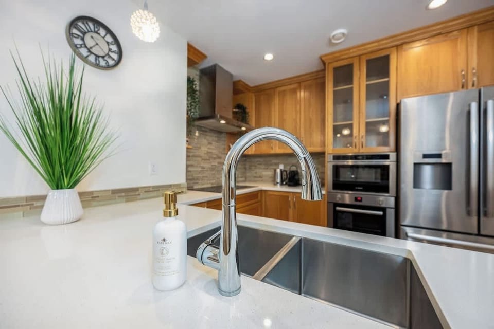 Our primary kitchen is modern, bright, and fully equipped with an electric stove, oven, refrigerator, and all the essentials. It's the perfect clean and convenient space for preparing your daily meals, breakfasts, and morning coffee.