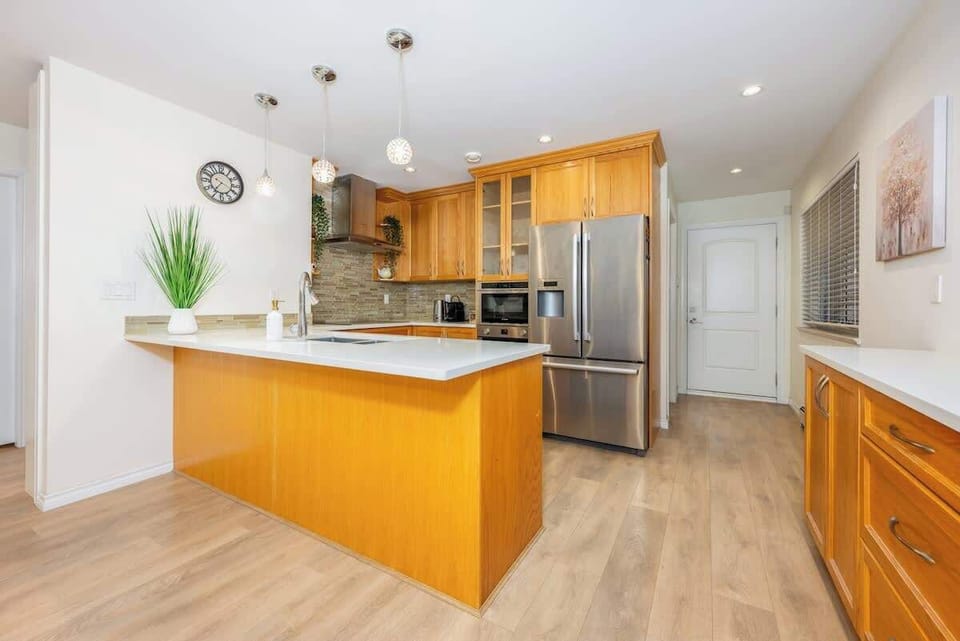 Our primary kitchen is modern, bright, and fully equipped with an electric stove, oven, refrigerator, and all the essentials. It's the perfect clean and convenient space for preparing your daily meals, breakfasts, and morning coffee.
